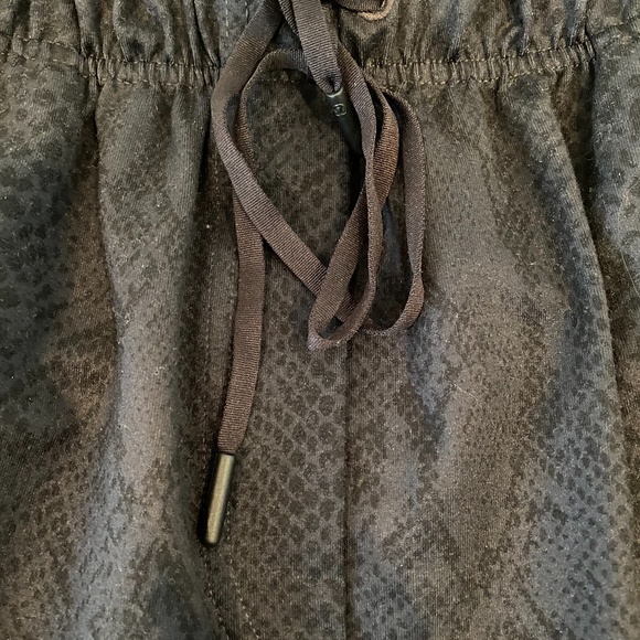 LULULEMON ON THE FLY 7/8 PANT SNAKE SKIN PRINT - Picture 7 of 8